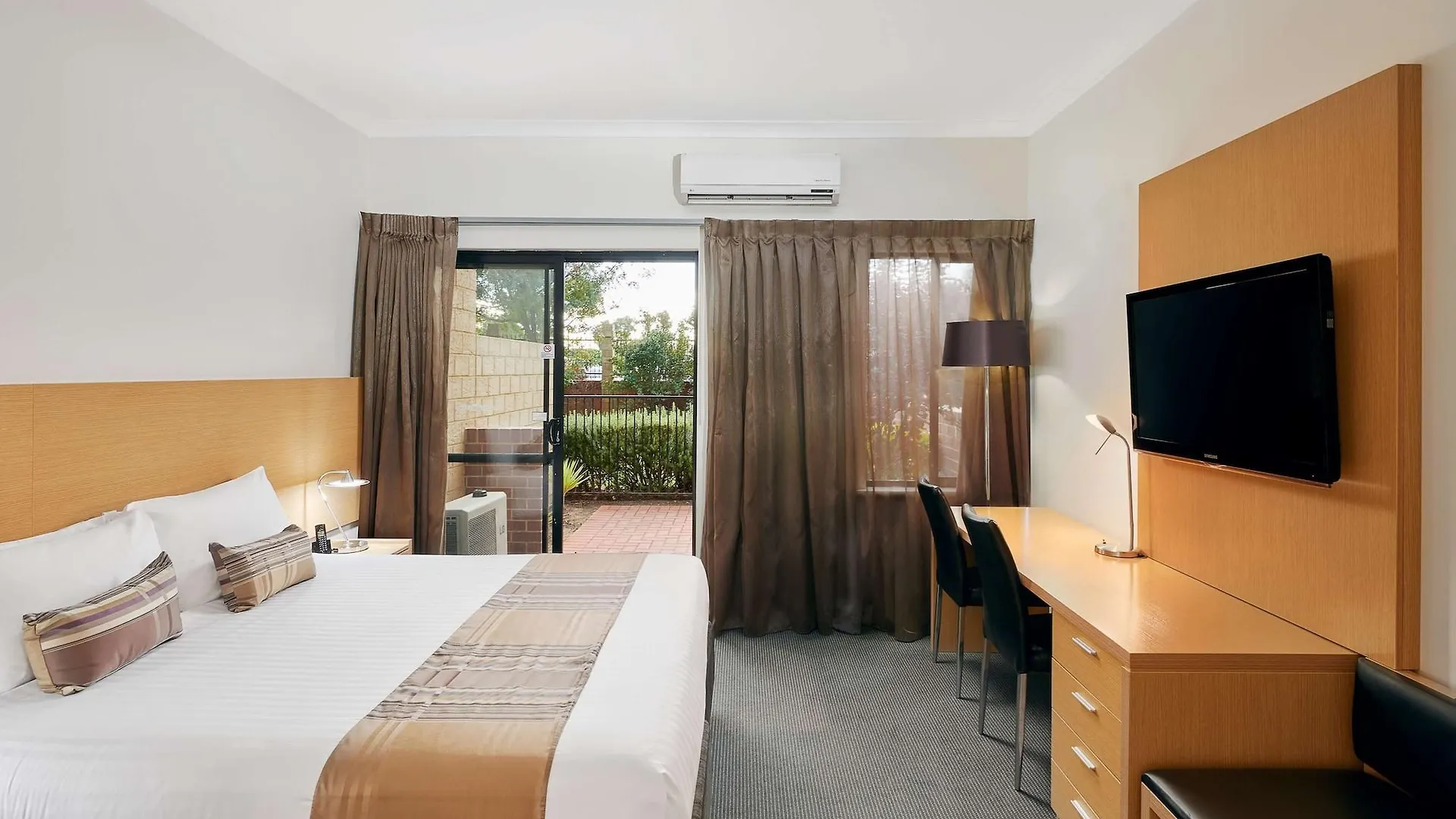Country Comfort Perth 4*,
