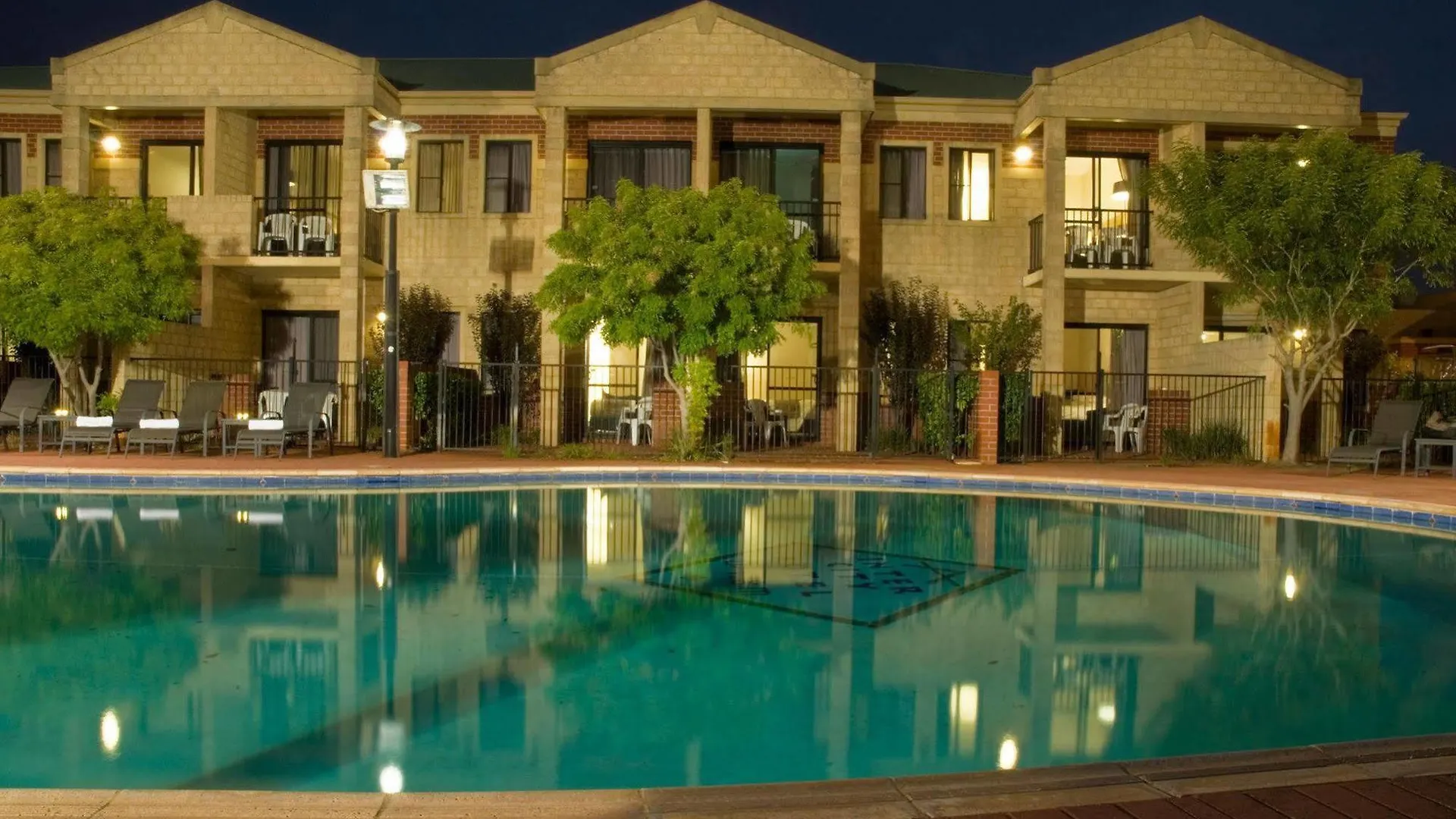 Country Comfort Perth 4*,